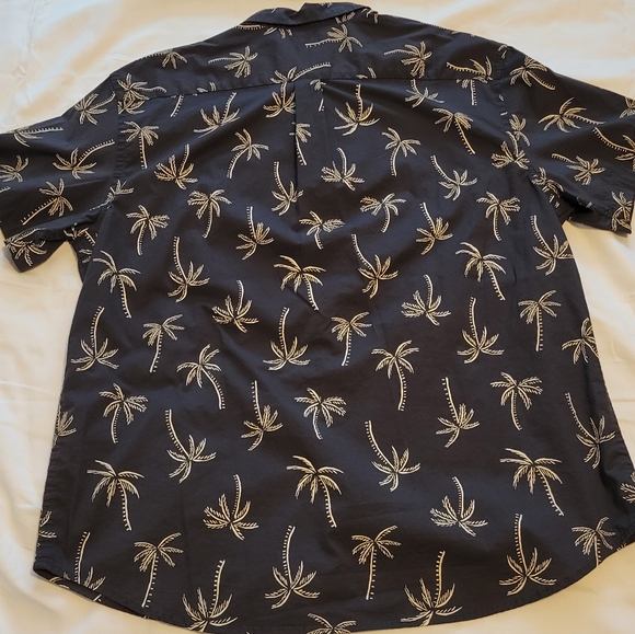 Old Navy Short Sleeve Button Down Shirt - Size XL - Picture 4 of 8